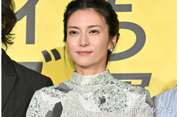 柴咲コウ、幼少期ショット公開「どの時代も可愛い」「家族も美人すぎ」と反響
