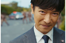 「VIVANT」乃木（堺雅人）の背後にパトカー＆警官…不敵な笑み浮かべる第13話場面写真を先行解禁