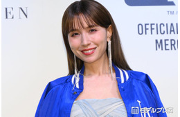 May J.、オフショルミニドレスから美スタイル披露「脚がまっすぐで綺麗」「憧れのスタイル」