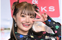 安斉かれん、愛犬とのリラックスショットに反響「スッピン？」「肌綺麗すぎ」