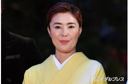 寺島しのぶ、海パン姿の息子・尾上眞秀の姿公開「夏らしさ全開」「海が似合いすぎる」と反響