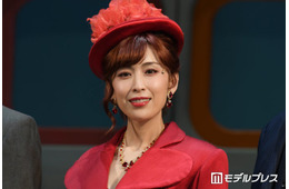 雛形あきこ、美ボディ際立つビキニショットに反響「ずっと変わらないスタイルの良さ」「絵になる美しさ」