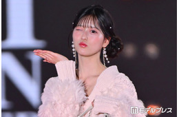 AKB48八木愛月、ウィンク＆投げキスでファン悶絶 オーバーサイズニットから美脚スラリ【関コレ2026A/W】