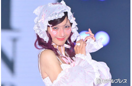 しなこ、ヘッドドレス×頬のハートがキュート「パフォーマンスと対照的」「透明感すごい」と反響【関コレ2026A/W】