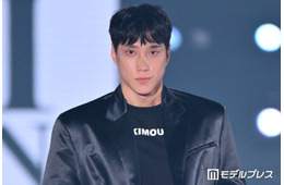 「脱出おひとり島」出演の“イケメン警察官”パク・ミンギュ、個性的なモノトーンコーデ着こなし【関コレ2026A/W】
