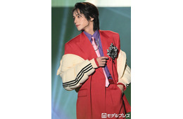 山下幸輝、レッドセットアップがお似合い  カラフルコーデ着こなす【TGC松山2026】