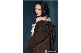 村重杏奈、胸元ざっくりキャミソールから美デコルテ輝く ブラウンスエードで秋の装い【TGC松山2026】
