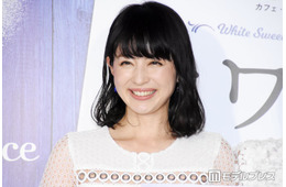 平井理央アナ、娘とプールへ 水着ショットに反響「大きな浮き具」「場所がおしゃれすぎる」