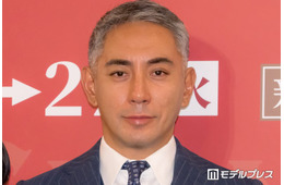 市川團十郎、長男・勸玄の取材中ショット公開「どんどんお父さんに似てきてる」「すっかり美青年」と反響