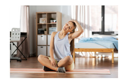 【太ももストレッチ】自律神経と大腸を整えて冷えをケア！仕事や家事の合間にできる「ゆらゆら」ストレッチ
