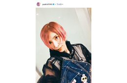 TRF・YU-KI、網タイツ×ミニスカ姿で人気シンガーソングライターと密着ショット「スタイルキープがすごい」「引き締まってる」