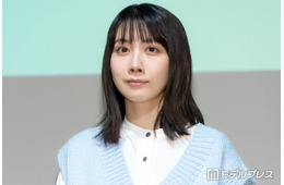松本穂香、白のノースリから美肩際立つ「透明感がやばい」「美しすぎて憧れる」の声