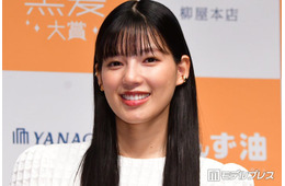 石井杏奈、美背中輝くウエディングドレス姿披露「美しさに目を奪われた」「透明感すごい」と絶賛の声