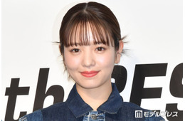 横田真悠、膝丈透けスカートから美脚スラリ「完璧な頭身バランス」「どんなテイストの衣装も着こなしててさすが」と反響