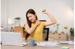 「手が後ろで組めない」原因は肩甲骨にあり？ 1分で肩こりスッキリ「肩甲骨はがし」 