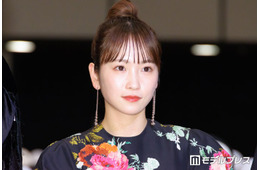 川栄李奈、元AKB48メンバーとのお揃いキャミソール姿に反響「鎖骨くっきりで綺麗」「揃ってスタイル抜群」