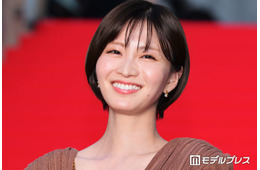 岡崎紗絵、スラリ美脚際立つスリットスカート姿公開「身体の半分以上脚」「可愛すぎます」の声