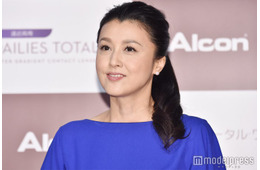 藤原紀香、大胆スリット入りドレスから美脚チラリ「大人の色気がすごい」「綺麗な立ち姿に目が釘付け」と反響