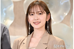 鈴木愛理、キャミ姿でのオシャレショットに反響「大人の色気」「美しすぎる」の声