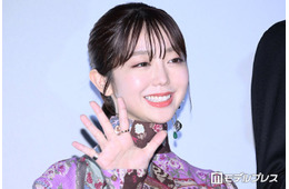 峯岸みなみ、美脚際立つミニスカコーデで奄美大島満喫「脚が真っ直ぐで綺麗」「スタイル良くて憧れる」の声