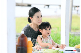 「Tシャツが乾くまで」咲子（蒼井優）がハグする男性は誰？ メインビジュアルめぐる考察白熱「予告がヒント？」「背の高さが…」【ネタバレあり】