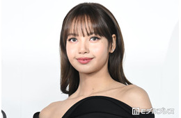 BLACKPINKリサ、胸元大胆開放のゴージャスドレス姿に反響「まさに女神」「圧倒的なスタイル」