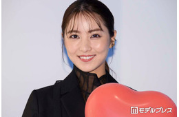 石川恋、オフショル姿でビール満喫 タンザニア旅行ショットに「彼女感すごい」「肩のラインが綺麗」の声