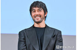 阿部寛、最新ビジュアルの“激痩せ”姿に反響「VIVANTの野崎とは正反対」「別人のよう」