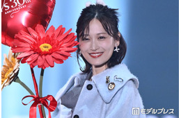 山下美月、ミニ丈×シルバーブーツで美脚披露「スタイル良すぎ」「可愛すぎる」【TGC2026A/W】