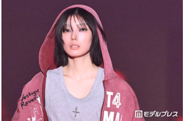 櫻坂46藤吉夏鈴、スモーキーメイクで雰囲気一変 クールな佇まいに視線集中【TGC2026A/W】