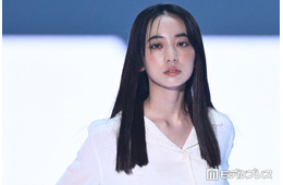 「風、薫る」近藤華、個性際立つデニム姿 ストレートヘアで凛とした佇まい【TGC2026A/W】