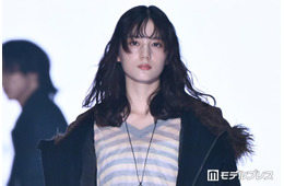 日向坂46小坂菜緒、モードコーデで存在感放つ アンニュイな表情で観客魅了【TGC2026A/W】