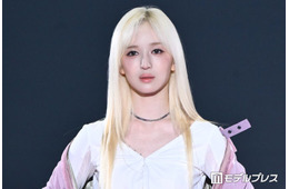 ME:I・SUZU（山本すず）、レザーパンツ×ピンクブルゾンの甘辛コーデ  華やかブロンドヘアに視線集中【TGC2026A/W】