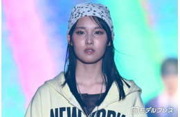 日向坂46松尾桜「TGC」初出演でファッションショーデビュー バンダナ×パーカーのストリートスタイルで堂々ウォーク【TGC2026A/W】
