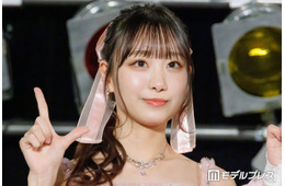 ＝LOVEメンバー、美脚際立つミニスカ制服衣装ショットに絶賛の声「透明感レベチ」「異次元の可愛さ」