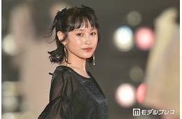 高橋愛、夫・あべこうじにハグ「体格差にキュンキュンする」「ラブラブな2人に癒された」と反響