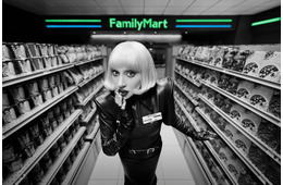 レディー・ガガ、ファミマ新CMでアルバイト姿 レジ打ち・モップかけ等の日常業務「とても刺激的でアーティスティックな経験だった」