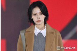 安斉星来、キャメルカラーのコート×ミニ丈ワンピで美脚披露 イエローの差し色映える【ガルアワ2026A/W】