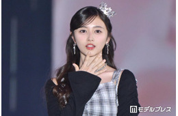 乃木坂46井上和、美肩チラリのキャミワンピコーデ キュートなポーズに歓声上がる【ガルアワ2026A/W】