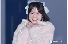 本田紗来、犬モチーフニット×ミニスカート姿で登場 弾ける笑顔に「天使すぎる」「どこから見ても可愛い」【ガルアワ2026A/W】