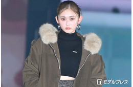 ゆうちゃみ、ショート丈トップスで美ウエストちらり「圧巻のスタイル」「何頭身？」と話題【ガルアワ2026A/W】