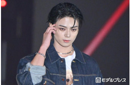 岩瀬洋志、クマ柄Tシャツ覗かせたデニムコーデ披露 ステージトップでの指ハートに黄色い歓声【ガルアワ2026A/W】