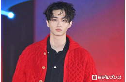 野村康太、赤ニット主役の大人コーデ「スタイルがレベチ」「クールでキュンとした」の声【ガルアワ2026A/W】