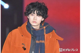 豊田裕大、マフラー纏った王道冬コーデ着こなしクールに魅せる「彼氏感すごい」「パーマ似合ってる」と反響【ガルアワ2026A/W】