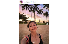 香坂みゆき、ハワイでの背中ざっくり水着ショット公開「スタイル抜群」「背中もウエストラインも綺麗すぎ」の声