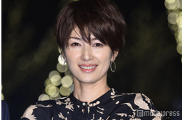 吉瀬美智子「役作りの為」暗めヘアにイメチェンショット披露「美しさが際立ってる」「肌の綺麗さに目が釘付け」