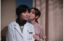 Netflix「ダウンタイム」松岡茉優＆仲里依紗が巨大撮影セット案内 話題の“研ナオコ特殊メイク”迫るメイキングも
