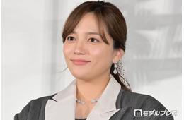 第1子妊娠中の川口春奈、スリットロングスカート＆ジャケット姿で登場「孤独になりながらも葛藤していた時期もあった」1年前を振り返る【ママがもうこの世界にいなくても　私の命の日記】