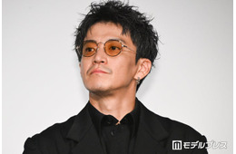 小栗旬、間宮祥太朗の和彫り姿アピール “8割全裸”に「ネイキッド間宮」とお茶目発言【バッド・ルーテナント：トウキョウ】
