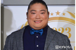 「VIVANT」出演話題の富栄ドラム、チョッキー役・オームとのプリクラ公開「胸熱」「可愛すぎる」と反響